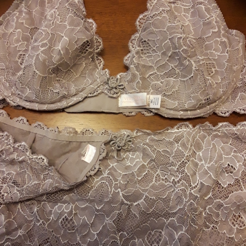 Victoria's Secret Very Sexy Lace Push Up Bra - Picture 2 of 3